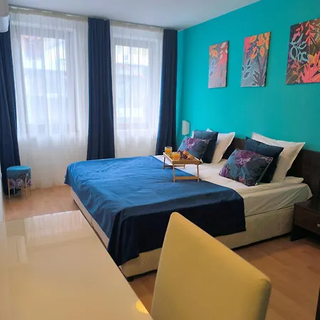 Botanique - Cozy With Free Bottle Of Wine Apartment